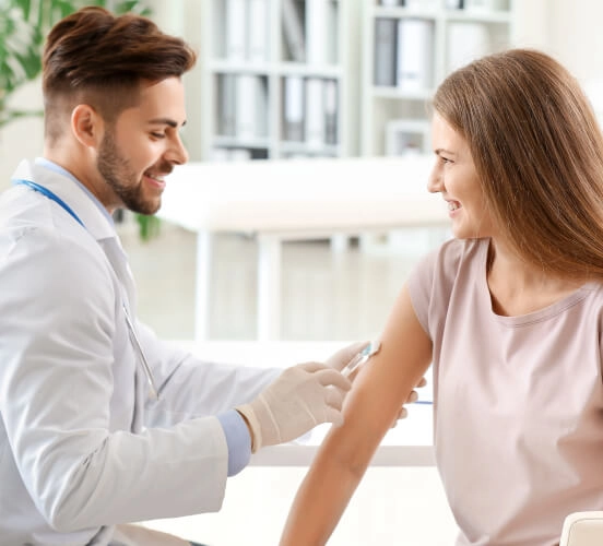 Ginekolog podaje szczepienie na HPV pacjentce