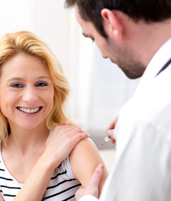 Lekarz podaje pacjentce szczepionkę na HPV