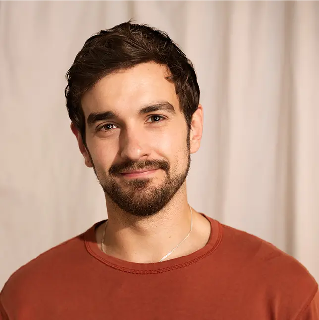 Młody mężczyzna w czerwonej koszulce