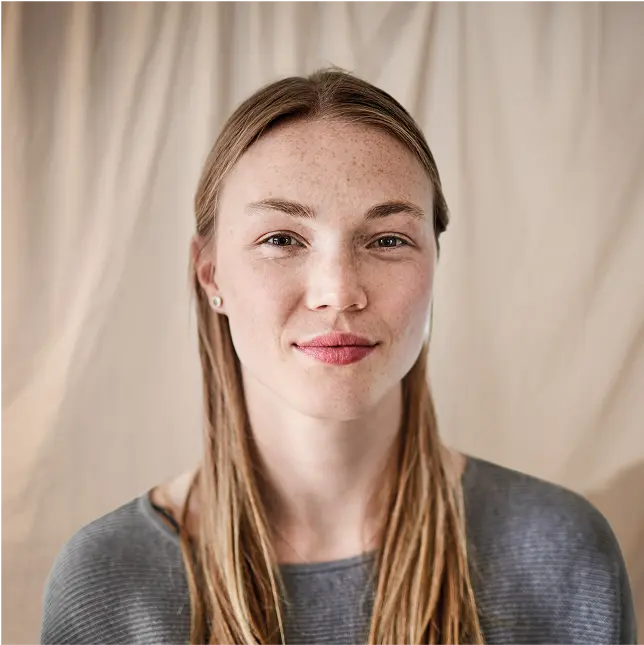 Młoda kobieta w szarym swetrze